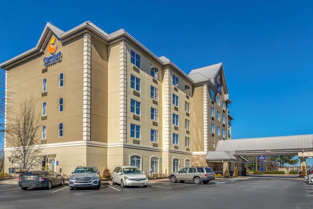 Comfort Inn & Suites near Six Flags