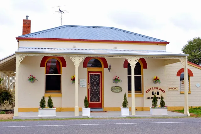 Must Love Dogs Bed & Breakfast & self contained cottage