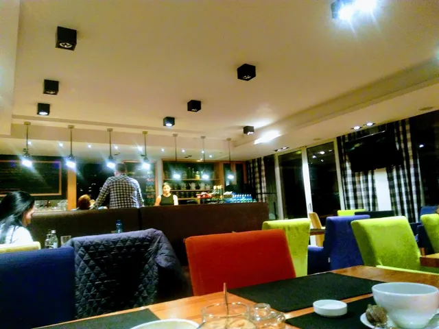 4 Czwarte food & club