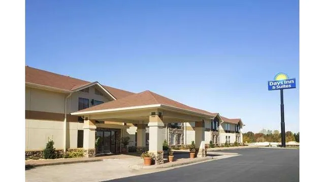 Days Inn & Suites by Wyndham Commerce