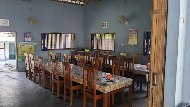 Lesehan Nasi Merah Pari Gogo