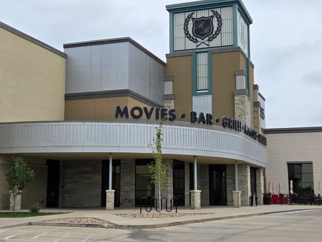 B&B Theatres Springwood 9