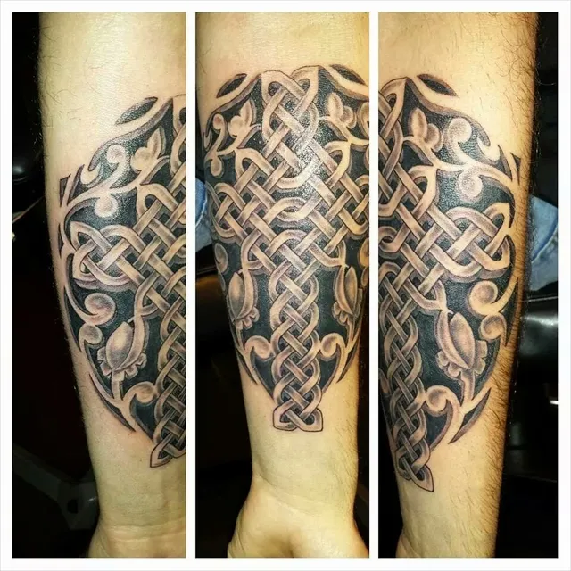 Symbolic Tattoo & Piercings