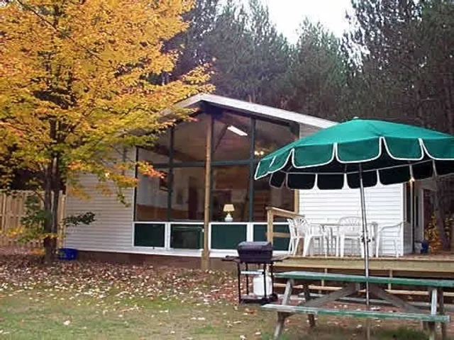 High Falls Bay Cottages, Camping & Waterpark