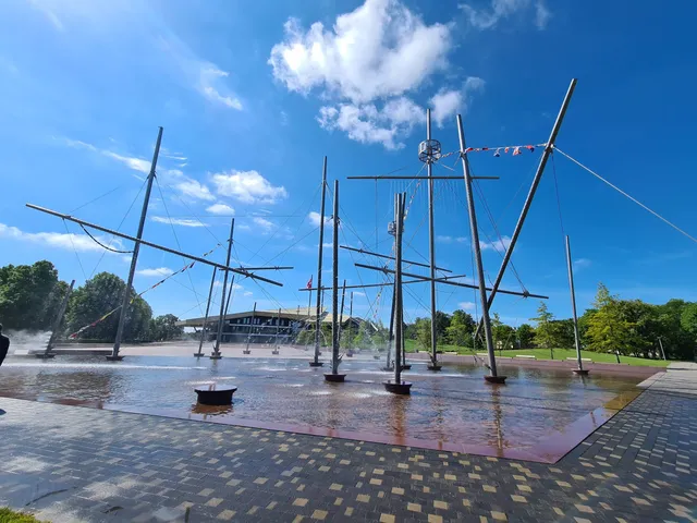 Fregate whale fountain