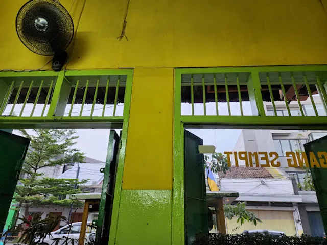 Rumah Makan Gang Sempit