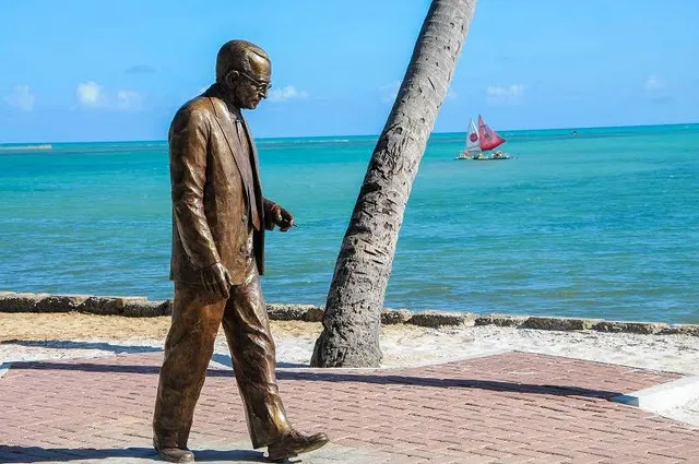 Estátua Graciliano Ramos