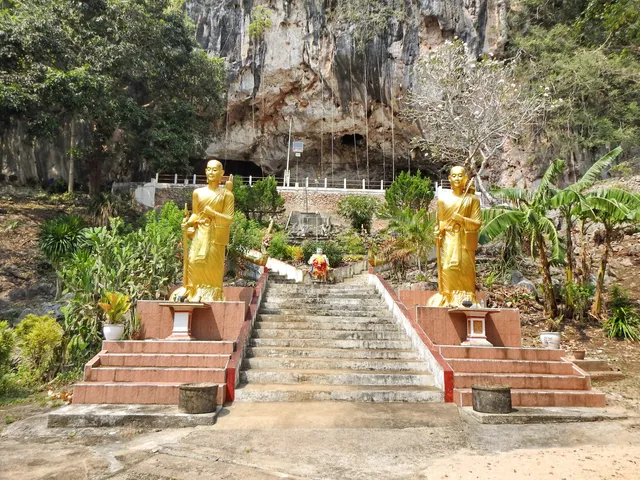 Wat Tham Khao Plu