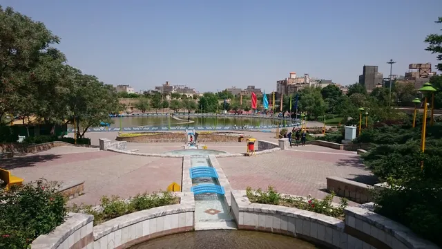 Vahdat Park