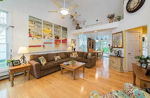 Kathy Bain Farrell THE HOMETOWN EXPERTS TEAM RE/MAX Town and Country