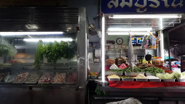 Somboon restaurant (night market)