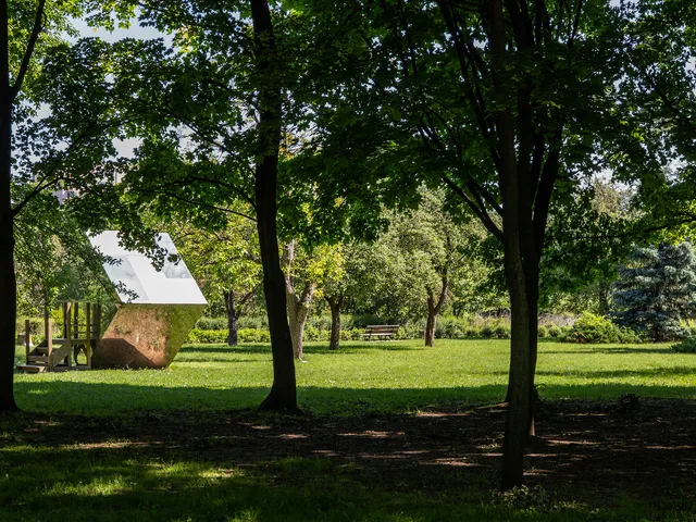 Domek herbaciany w Parku Rzeźby