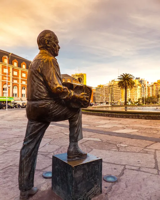 Estatua de Ástor Piazzola