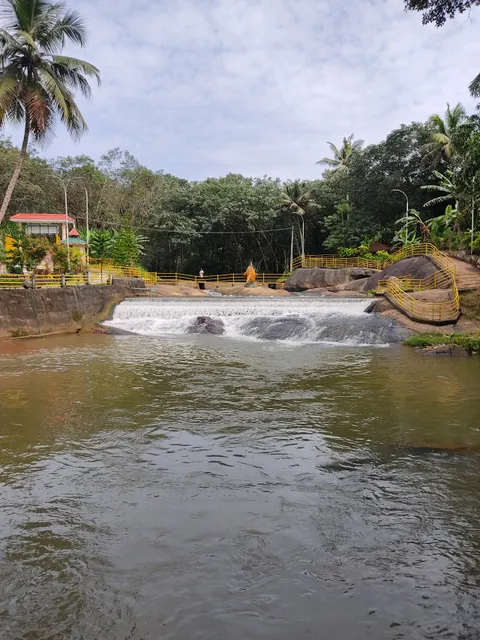 Meenpidi para swimming place