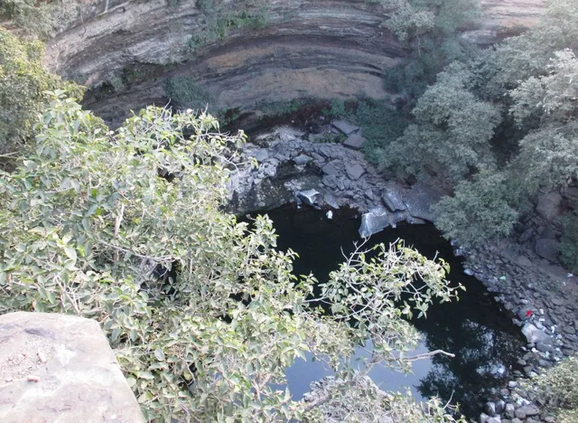 मेनाल झरना