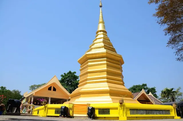 Wat Phra That Doi Chom Thong
