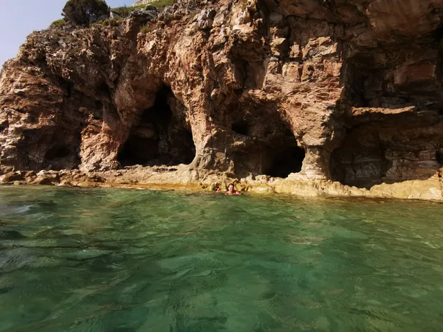 Grotta delle tre colonne