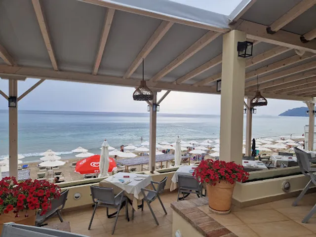 Sea Breeze (Seaside Bar & Restaurant)