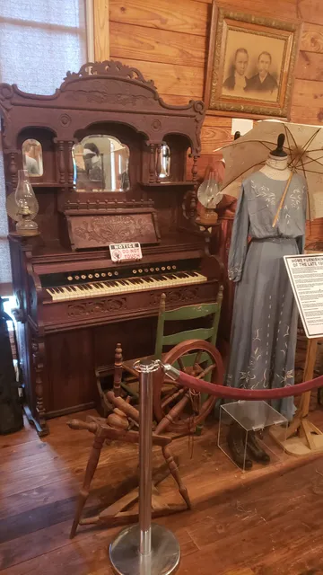 Two Hounds Farm - Klein