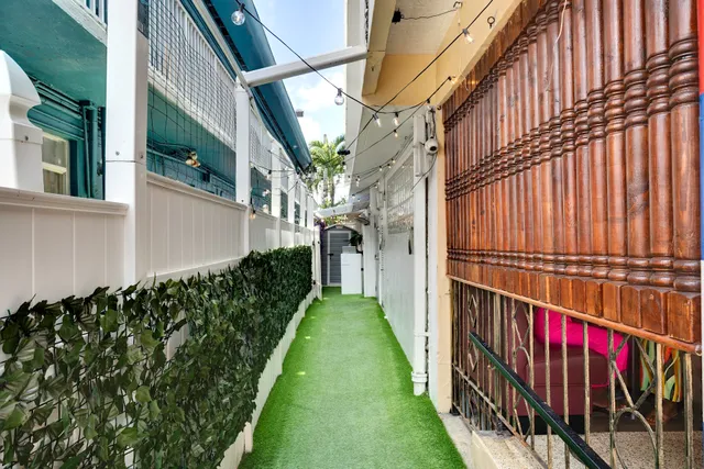 Miami International Apartments by Lowkl