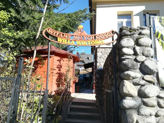 Willa Wiktoria - Pensjonat, pokoje do wynajęcia, salon masażu, terapie holistyczne.