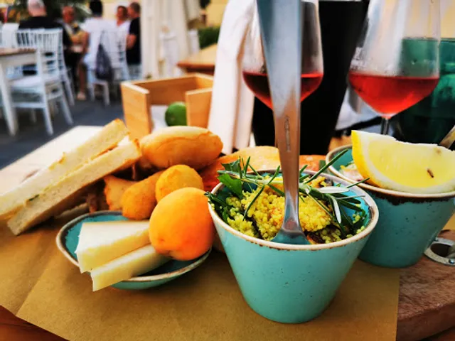 Zi' Amalia Restaurant/Bar