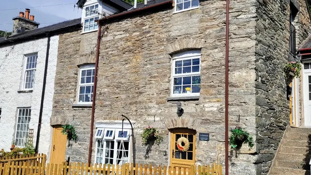 The Granary and Ty Golchi Corris