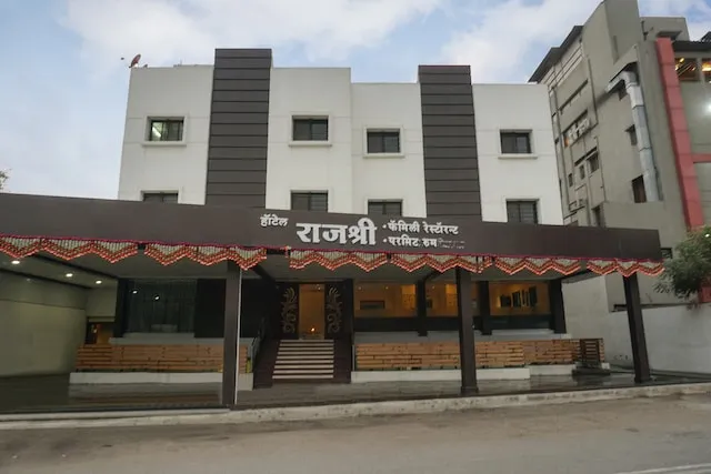 OYO 24674 Hotel Rajshree