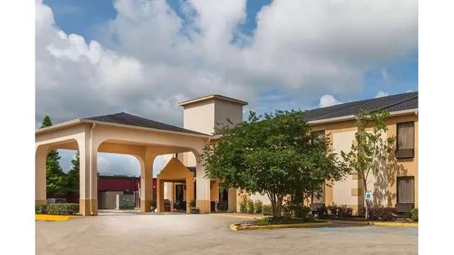 Days Inn & Suites by Wyndham New Iberia