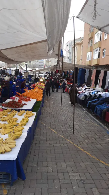 Pazar günü semt pazarı