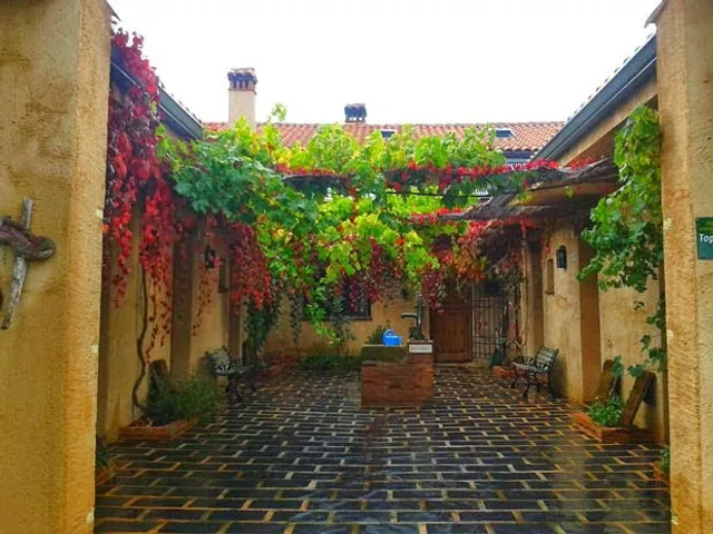 Granja, Alojamiento y Masajes Las Lucías