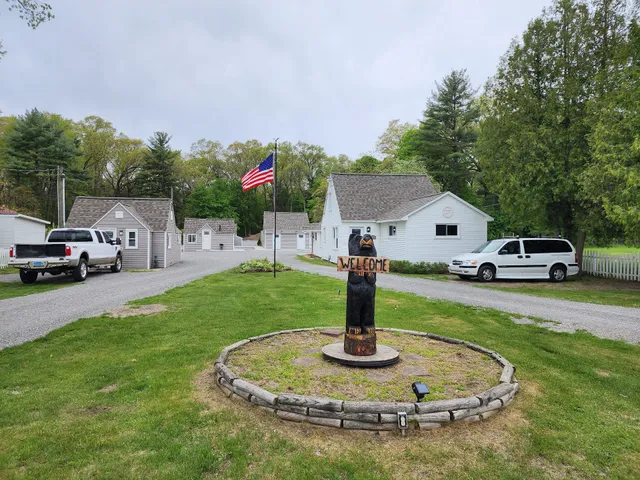 Bear's Den Motel