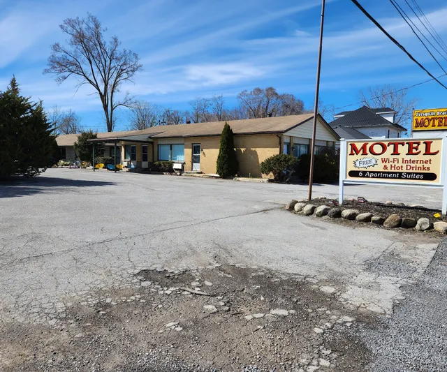 Presqu'Ile Beach Motel