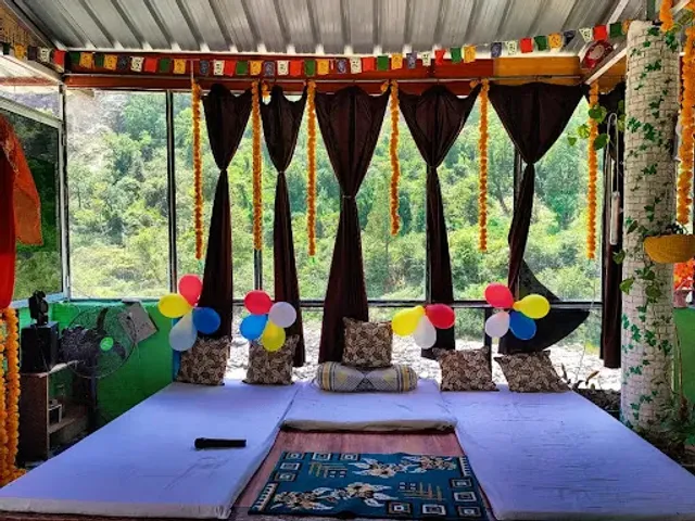 Pahadibucks Hotel and cafe