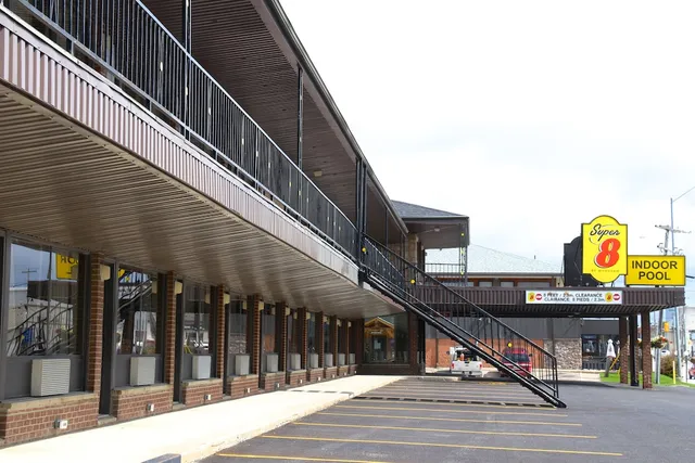 Super 8 by Wyndham Hearst ON