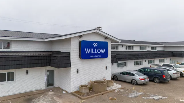 Willow Inn + Suites