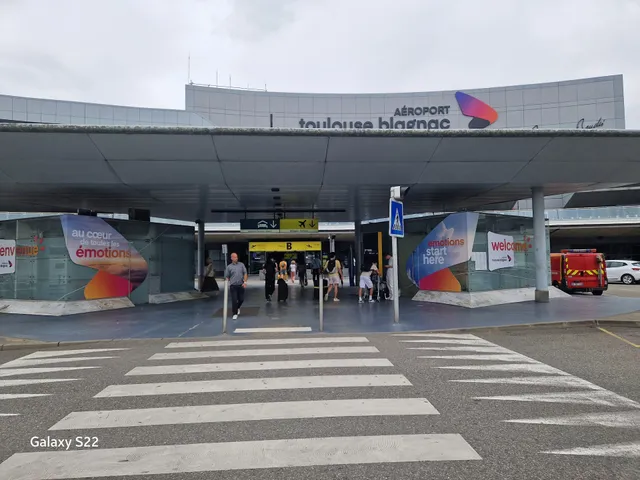 FNAC Aéroport Toulouse Blagnac Hall C/D ZR