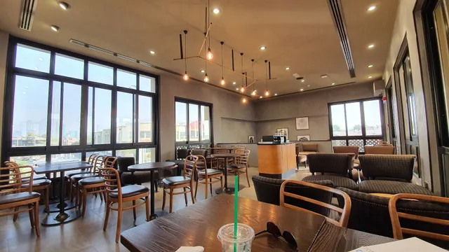 Starbucks Beach Road - Opposite Mercato Mall
