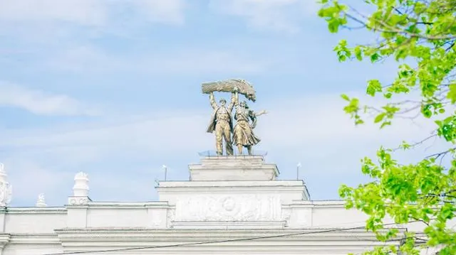 Main entrance arch VDNH