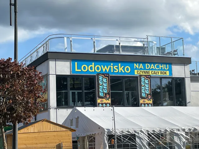 Sztuczne lodowisko na dachu