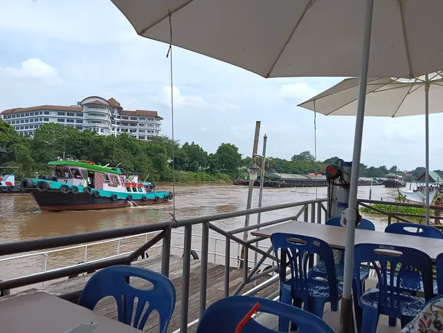 ร้านอาหารสายน้ำป้อมเพชร Sai Nam Pom Petch Restaurant