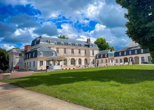 Condé Sainte-Libiaire Castle