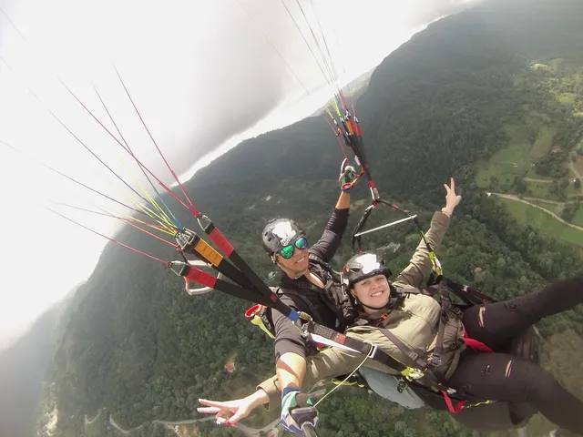 hawk paragliding school