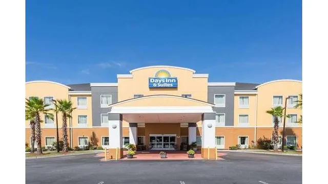 Days Inn & Suites by Wyndham Savannah North I-95
