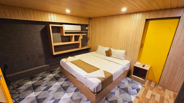 Clock Inn Rooms & Dormitory- goregaon west