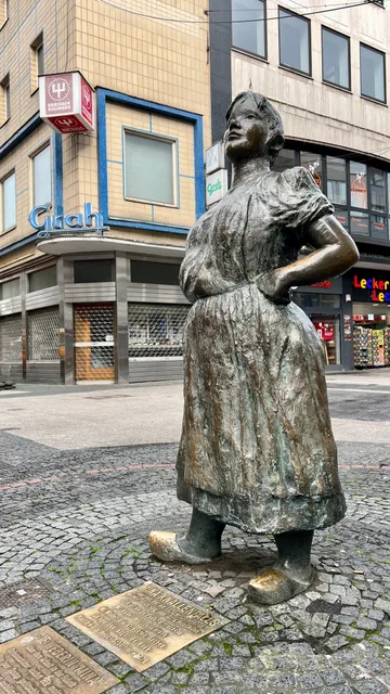 Statue von Mina Knallenfalls