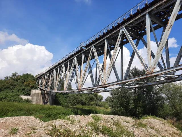 Most kolejowy w Racławicach Śląskich