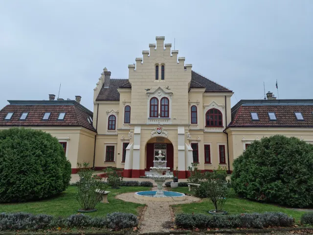 Pokvár Castle