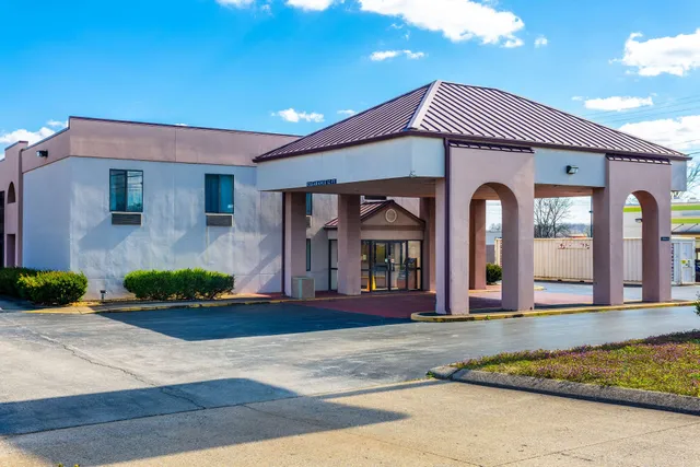 Econo Lodge & Suites Clarksville near Governors Square Mall