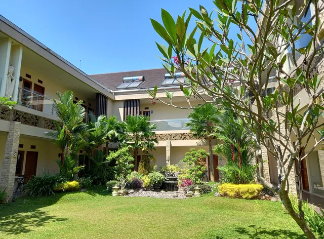 DreamLand Hotel & Lounge Bondowoso